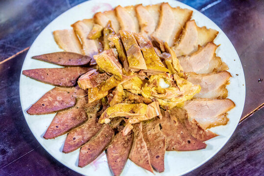 中國云南楚雄黑井古鎮(zhèn)特色美食鹽燜三拼