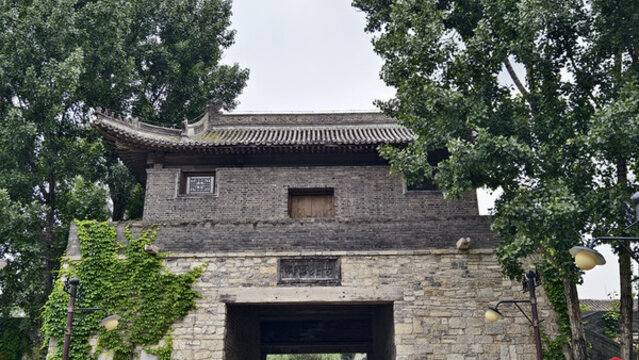 古樸中式城樓與蔥郁綠樹(shù)