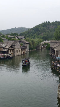 水鄉(xiāng)河道上的古樸小船