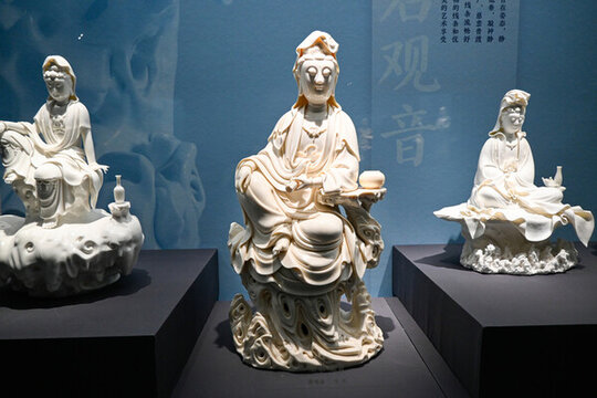 精美白瓷觀音雕像展品