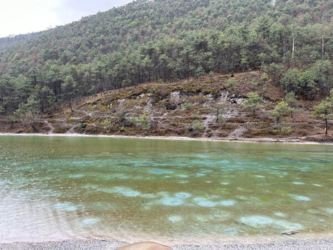 山林環(huán)繞的清澈湖泊美景