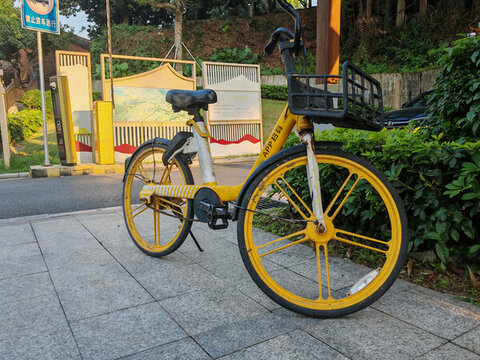 街頭停放的黃色共享單車