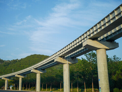 濟(jì)南高新區(qū)云軌高架橋橫跨綠意山林