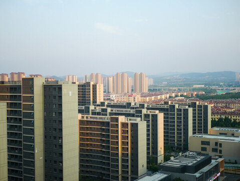 濟南高新東區(qū)城市高樓與遠處建筑群景觀