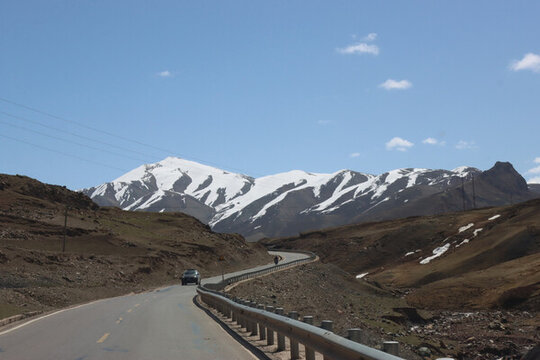 雪山下的蜿蜒公路風(fēng)景