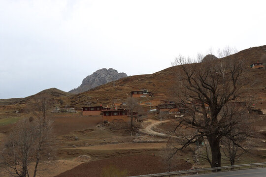 山間村落與遠(yuǎn)處巍峨山峰