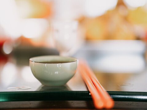 中式餐臺上的茶杯與筷子