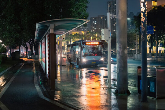 雨夜中的城市公交站臺