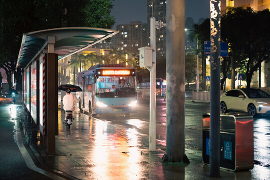 雨夜中的城市公交站臺景象