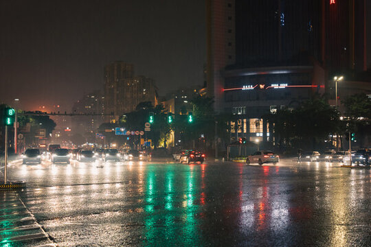 雨夜城市街道車流行進