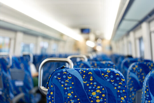 列車內(nèi)色彩斑斕的座椅