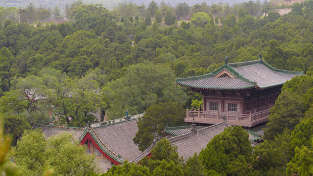 綠樹(shù)環(huán)繞中的中式古建筑
