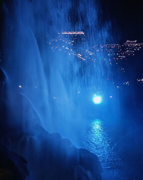 芙蓉古鎮(zhèn)夢(mèng)幻藍(lán)色夜景瀑布景觀