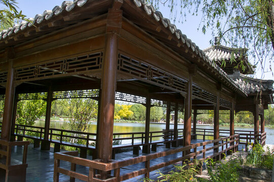 湖邊廊亭