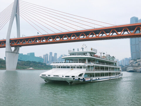 江上郵輪與跨江大橋同框