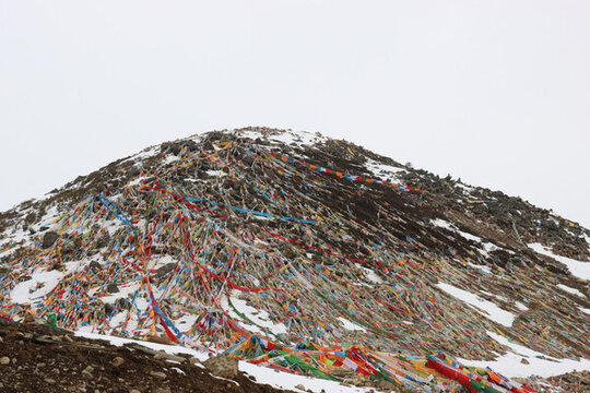 雪山之上的五彩經(jīng)幡