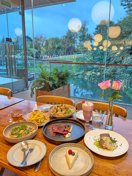 河畔餐廳的精致美食擺盤
