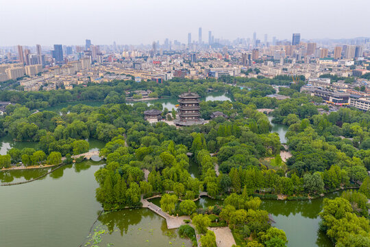 航拍濟(jì)南大明湖公園