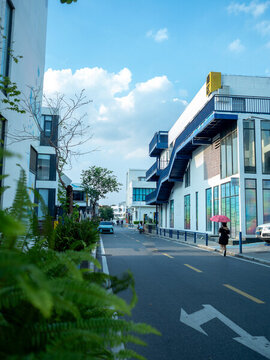 日式城市建筑和街道和藍(lán)天白云綠植