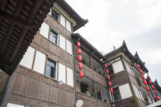 中式古建掛紅燈籠之景