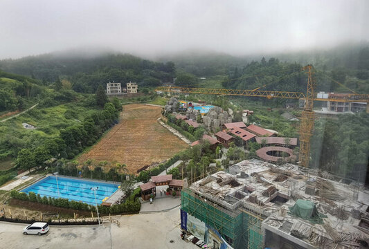 山間在建休閑設(shè)施景觀