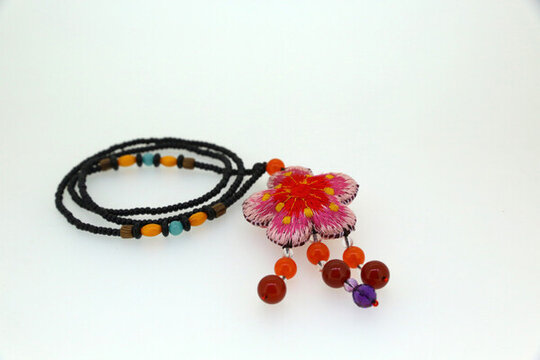 手工刺繡花朵珠串項(xiàng)鏈