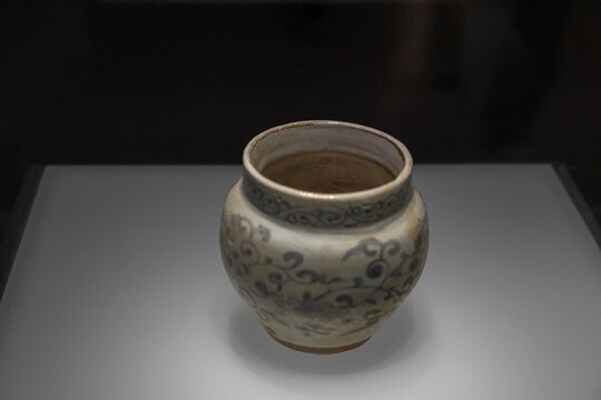 俯瞰元代青花纏枝靈芝紋壇