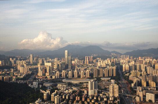 都市山巒相映的壯麗景觀