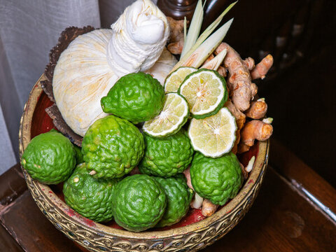 清邁泰式按摩店里的天然草藥與香料擺設(shè)