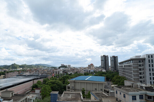 城市建筑群與藍(lán)天白云景觀