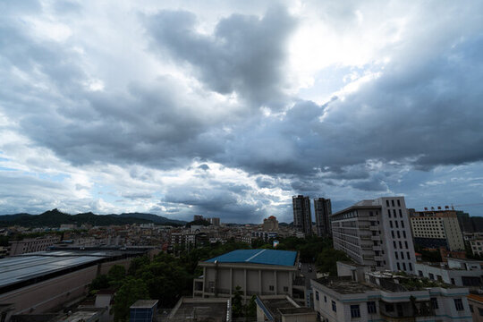 城市上空的厚重云層景觀