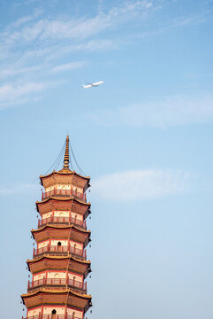 古塔上空的飛機(jī)掠影