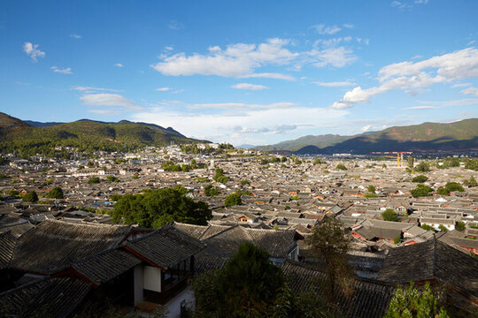 藍(lán)天白云下的麗江古城古建