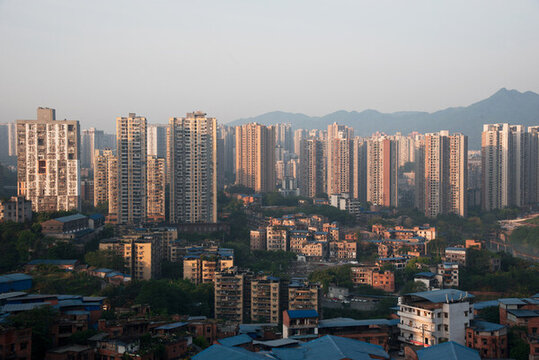 城市高低建筑與遠(yuǎn)山景致