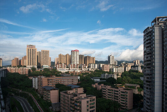 城市高樓與藍(lán)天白云景觀