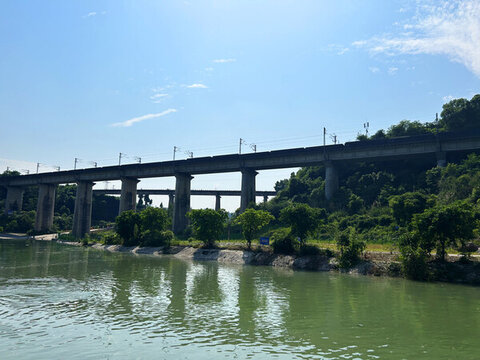 河畔上的鐵路高架橋景觀