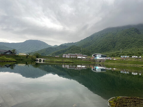 山水相依的湖畔景致