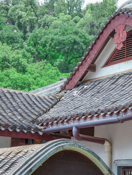 長沙岳麓書院綠色樹林中的古建筑