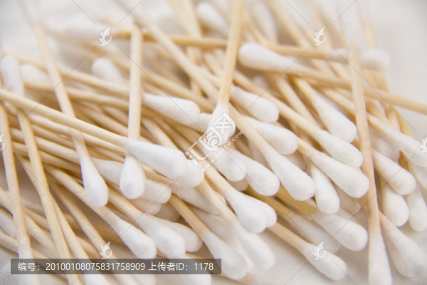 一堆棉簽