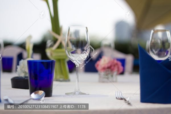 餐桌上的酒杯