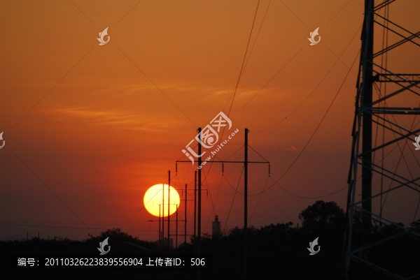 夕陽下的電線塔