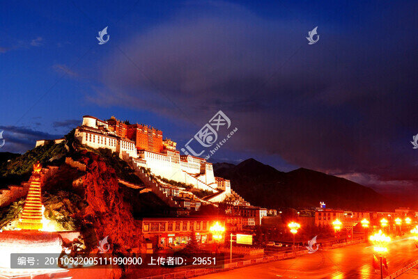 布達拉宮的夜景