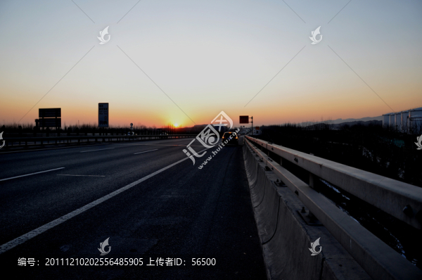 夕陽下的高速