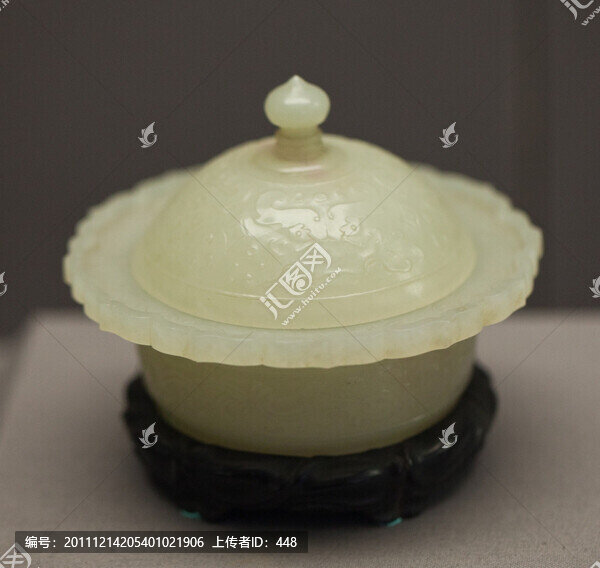 白玉夔龍紋唾盂