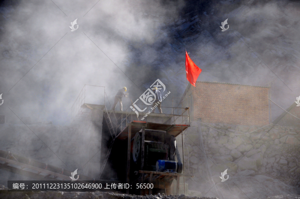 沸騰的工地
