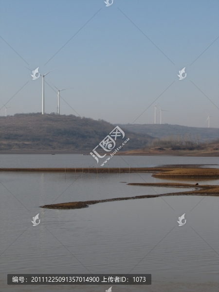 山崗上的風(fēng)電機(jī),水庫(kù),湖畔風(fēng)電場(chǎng)