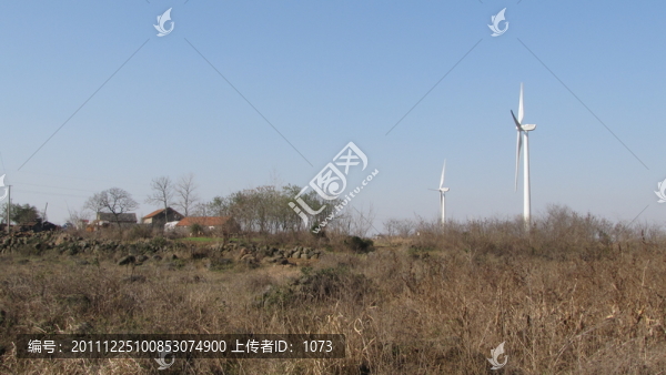 傳統(tǒng)與現(xiàn)代,風(fēng)電機(jī)與石頭房,安徽來安