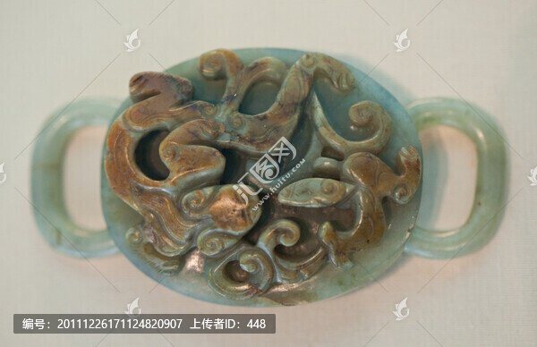 雕螭雙環(huán)飾件