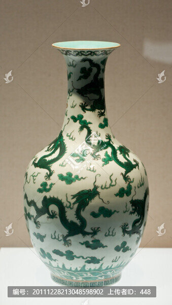 白地綠彩九龍紋瓶