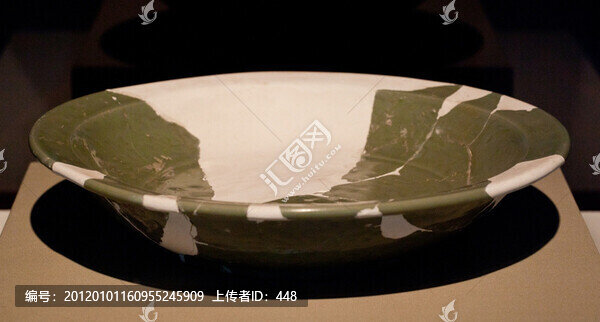 青瓷刻花折枝牡丹紋盤